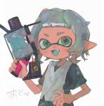  .52_gal_(splatoon) 1boy commentary_request eyebrow_cut fang green_eyes green_hair gun highres holding holding_gun holding_weapon inkling inkling_boy inkling_player_character male_focus miko_(15476997) open_mouth pointy_ears short_hair simple_background smile solo splatoon_(series) splatoon_3 standing tentacle_hair upper_body weapon white_background 