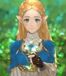  1girl blonde_hair blue_flower blurry blurry_background braid brown_gloves closed_mouth commentary crown_braid depth_of_field fingerless_gloves flower gloves green_eyes holding holding_flower kdm_(ke_dama) light_smile long_hair long_sleeves looking_at_viewer pointy_ears princess_zelda silent_princess smile solo the_legend_of_zelda the_legend_of_zelda:_breath_of_the_wild upper_body 