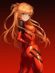  1girl ass blue_eyes blush bodysuit breasts closed_mouth gradient gradient_background hair_ornament hand_on_hip heeri highres looking_at_viewer medium_breasts neon_genesis_evangelion orange_hair plugsuit red_background red_bodysuit skin_tight solo souryuu_asuka_langley two_side_up 