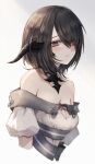  1girl au_ra avatar_(ffxiv) bangs bare_shoulders black_hair breasts cleavage collarbone commentary cropped_torso dragon_horns dress final_fantasy final_fantasy_xiv flower_knot grey_background highres horns looking_down maho_moco off-shoulder_dress off_shoulder purple_eyes scales short_hair simple_background solo swept_bangs upper_body white_dress 