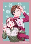  1boy 1girl andrew_hanbridge artist_name asymmetrical_bangs bangs blush_stickers brown_hair christmas_sweater closed_mouth commentary cropped_torso dated green_eyes green_sweater hair_tie_in_mouth hand_in_hair hetero highres kagari_atsuko little_witch_academia locked_arms long_hair long_sleeves marii_pily mouth_hold notice_lines one_side_up open_mouth outside_border purple_eyes red_sweater smile snowflake_background sweater v v-shaped_eyes 