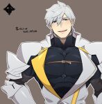  1boy armor bangs bara black_bodysuit blue_eyes bodysuit covered_abs fate/grand_order fate_(series) highres large_pectorals looking_at_viewer male_focus muscular muscular_male pauldrons pectorals percival_(fate) short_hair shoulder_armor smile solo standplay translation_request upper_body white_hair 