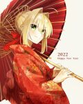  1girl 2022 ahoge bangs blonde_hair blush bow english_commentary eyebrows_visible_through_hair fate/grand_order fate_(series) green_eyes hair_bow hair_ornament highres japanese_clothes kimono looking_at_viewer nero_claudius_(fate) nero_claudius_(fate/extra) new_year parasol red_kimono short_hair tied_hair umbrella white_background zhang5180 