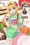  1girl 2022 :d bangs blonde_hair blue_eyes blush breasts checkered_background commentary_request egasumi floral_print food furisode green_kimono hair_between_eyes highres japanese_clothes kimono looking_at_viewer nengajou new_year obi original print_kimono sash short_eyebrows short_sleeves small_breasts smile solo thick_eyebrows tsunaso_(lack_of_sunlight) twitter_username white_background wide_sleeves zouni_soup 