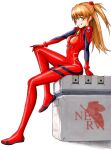  1girl arm_support bangs blue_eyes bodysuit box breasts commentary crate from_side full_body grin hair_between_eyes hand_on_own_knee highres interface_headset knee_up long_hair looking_at_viewer looking_to_the_side neon_genesis_evangelion nerv pilot_suit plugsuit rebuild_of_evangelion red_bodysuit red_hair sayamiya simple_background sitting sitting_on_box small_breasts smile solo souryuu_asuka_langley two_side_up white_background 