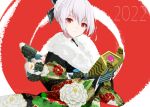  1girl 1other 2022 bangs character_request closed_mouth dinergate_(girls&#039;_frontline) eyebrows_visible_through_hair fingerless_gloves fur-trimmed_kimono fur_trim girls&#039;_frontline gloves hair_ribbon happy_new_year ingerdoll japanese_clothes kimono long_hair looking_at_viewer new_year red_eyes ribbon silver_hair upper_body 
