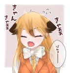  1girl angry animal_ears bangs blonde_hair bow bowtie brown_hair closed_eyes commentary ears_down extra_ears eyebrows_visible_through_hair ezo_red_fox_(kemono_friends) facing_viewer fang flying_sweatdrops fox_ears fox_girl gradient_hair hair_between_eyes highres jacket kemono_friends long_hair multicolored_hair necktie open_mouth orange_jacket outline sarutori skin_fang solo speech_bubble translated upper_body white_bow white_bowtie white_outline yellow_necktie 