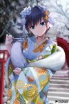  1girl bangs black_hair blue_eyes blue_kimono blue_nails blurry blurry_background closed_mouth commentary depth_of_field english_commentary eyebrows_visible_through_hair floral_print flower fur_trim gear_print hair_flower hair_ornament holding hololive hololive_english japanese_clothes kananote kimono looking_at_viewer nail_polish ouro_kronii outdoors patreon_username print_kimono short_hair snow solo virtual_youtuber 