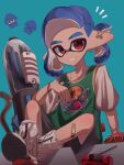  1boy ballpoint_splatling_(splatoon) bandaid bandaid_on_ear bandaid_on_leg basketball_jersey blue_background blue_hair boots commentary_request earrings eyebrow_cut ha_r_a_k highres hoop_earrings inkling inkling_boy inkling_player_character jewelry looking_at_viewer male_focus medium_hair notice_lines pointy_ears print_shirt red_eyes shirt simple_background sitting smile solo splatoon_(series) splatoon_3 teeth tentacle_hair thick_eyebrows white_footwear 