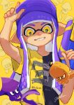  1girl artist_name badge black_shirt blunt_bangs button_badge grin hand_on_headwear hat highres holding holding_weapon inkling_girl inkling_player_character long_hair pointy_ears purple_hair purple_headwear shafu shirt smile solo splatoon_(series) splatoon_3 splattershot_(splatoon) tentacle_hair two-tone_shirt weapon yellow_background yellow_eyes yellow_shirt 