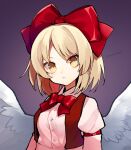  1girl angel_wings blonde_hair bow bowtie brown_vest buttons collared_shirt commentary_request feathered_wings gengetsu_(touhou) grey_background hair_bow highres juliet_sleeves long_sleeves looking_at_viewer puffy_sleeves razuzyamu red_bow red_bowtie red_eyes shirt short_hair sleeve_garter touhou touhou_(pc-98) upper_body vest white_shirt white_wings wings yellow_eyes 