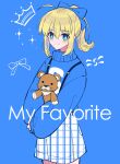  1girl absurdres ahoge artoria_pendragon_(fate) bangs blonde_hair blue_background blue_bow blue_sweater bow closed_mouth cowboy_shot eyebrows_visible_through_hair fate/stay_night fate_(series) green_eyes hair_between_eyes hair_bow highres long_hair long_sleeves looking_at_viewer nayu_tundora ponytail saber shiny shiny_hair short_shorts shorts sidelocks sketch sleeves_past_fingers sleeves_past_wrists smile solo standing striped striped_shorts stuffed_animal stuffed_lion stuffed_toy suspender_shorts suspenders sweater vertical-striped_shorts vertical_stripes white_shorts 