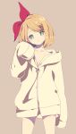  1girl bangs blonde_hair bow collarbone green_eyes hair_bow head_tilt highres hood hoodie kagamine_rin lace-trimmed_sleeves lace_trim looking_at_viewer naked_hoodie noa_(retsuhim6927) oversized_clothes red_bow sleeves_past_fingers sleeves_past_wrists solo swept_bangs vocaloid zipper 