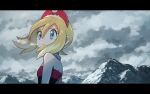  1girl bangs blonde_hair blue_eyes breath cloud cloudy_sky commentary_request eyelashes floating_hair from_side hair_between_eyes hairband highres irida_(pokemon) looking_to_the_side medium_hair mountain outdoors parted_lips pokemon pokemon_(game) pokemon_legends:_arceus red_hairband red_shirt rend shirt sky solo upper_body 