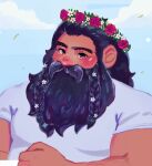  1boy alternate_costume bara beard beard_flower beard_over_mouth blush dungeon_meshi dwarf facial_hair flower_wreath head_wreath highres long_beard looking_at_viewer male_focus muscular muscular_male mustache pectorals senshi_(dungeon_meshi) shirt solo t-shirt thick_mustache tuuuron upper_body very_long_beard 