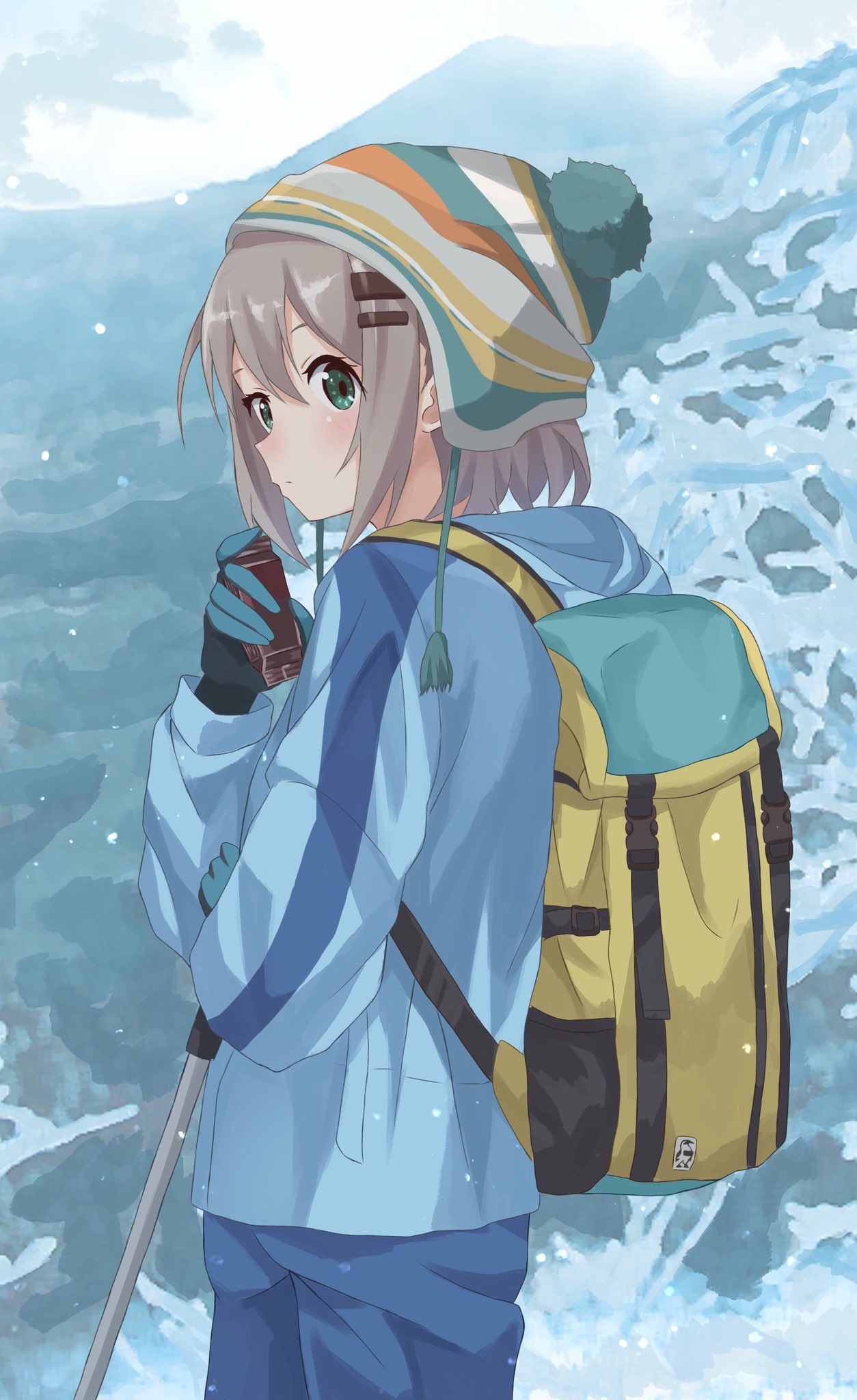 1girl backpack bag beanie blush chinosuke_(cs4126) day expressionless green_eyes grey_hair hair_ornament hairclip hat highres jacket looking_at_viewer outdoors short_hair sky snow snowing solo winter yama_no_susume yukimura_aoi