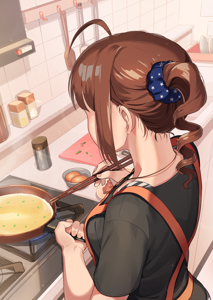 1girl ahoge apron bangs black_shirt brown_hair chopsticks commentary cooking drill_hair facing_away food from_behind holding holding_chopsticks idolmaster idolmaster_million_live! indoors jewelry kamille_(vcx68) medium_hair nape necklace omelet print_scrunchie red_apron scrunchie shirt short_sleeves side_drill side_ponytail sidelocks skillet solo standing star_(symbol) star_print stove t-shirt yokoyama_nao