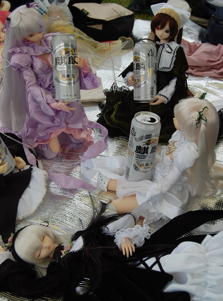 alcohol barasuishou beer doll kirakishou party photo picnic rozen_maiden suigintou suiseiseki