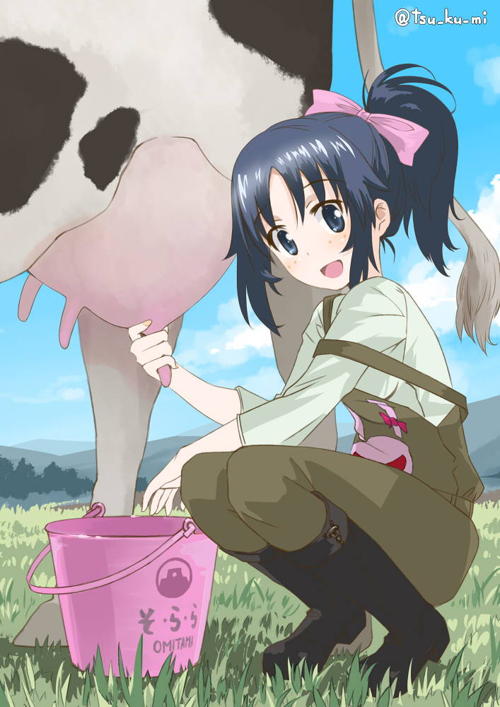 1girl bangs black_eyes black_footwear blue_hair blue_sky boots bucket cloud commentary cow day emblem freckles girls_und_panzer grass green_overalls grey_shirt hair_ribbon hair_up japanese_tankery_league_(emblem) long_sleeves looking_at_viewer medium_hair milking_cow mountainous_horizon official_alternate_costume open_mouth outdoors pink_ribbon ponytail ribbon shirt sky smile solo squatting strap_slip twitter_username yamagou_ayumi yurikuta_tsukumi