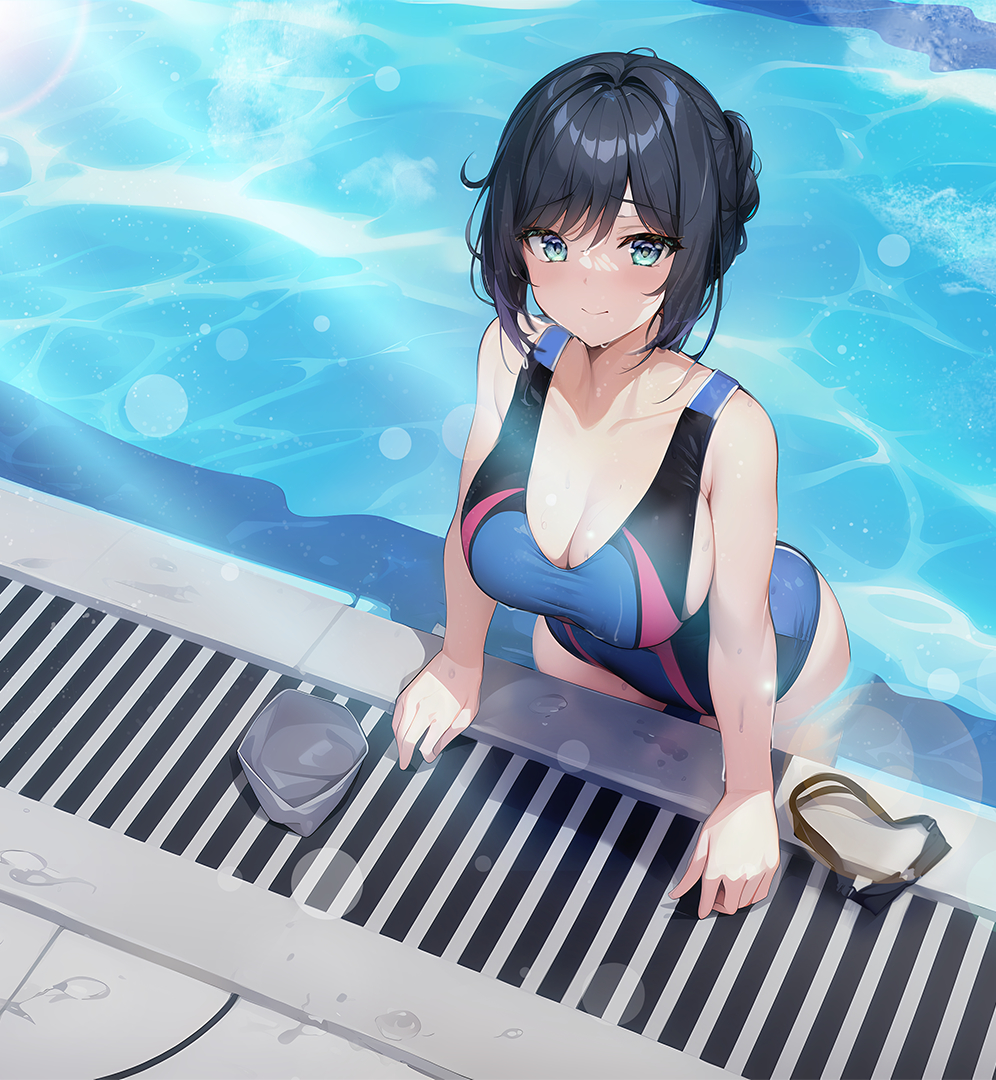 1girl aqua_hair bare_arms bare_shoulders black_hair blue_one-piece_swimsuit blush breasts cleavage closed_mouth collarbone competition_swimsuit day from_above goggles goggles_removed large_breasts looking_at_viewer looking_up one-piece_swimsuit original outdoors pool short_hair smile solo sugita_ranpaku swimsuit water