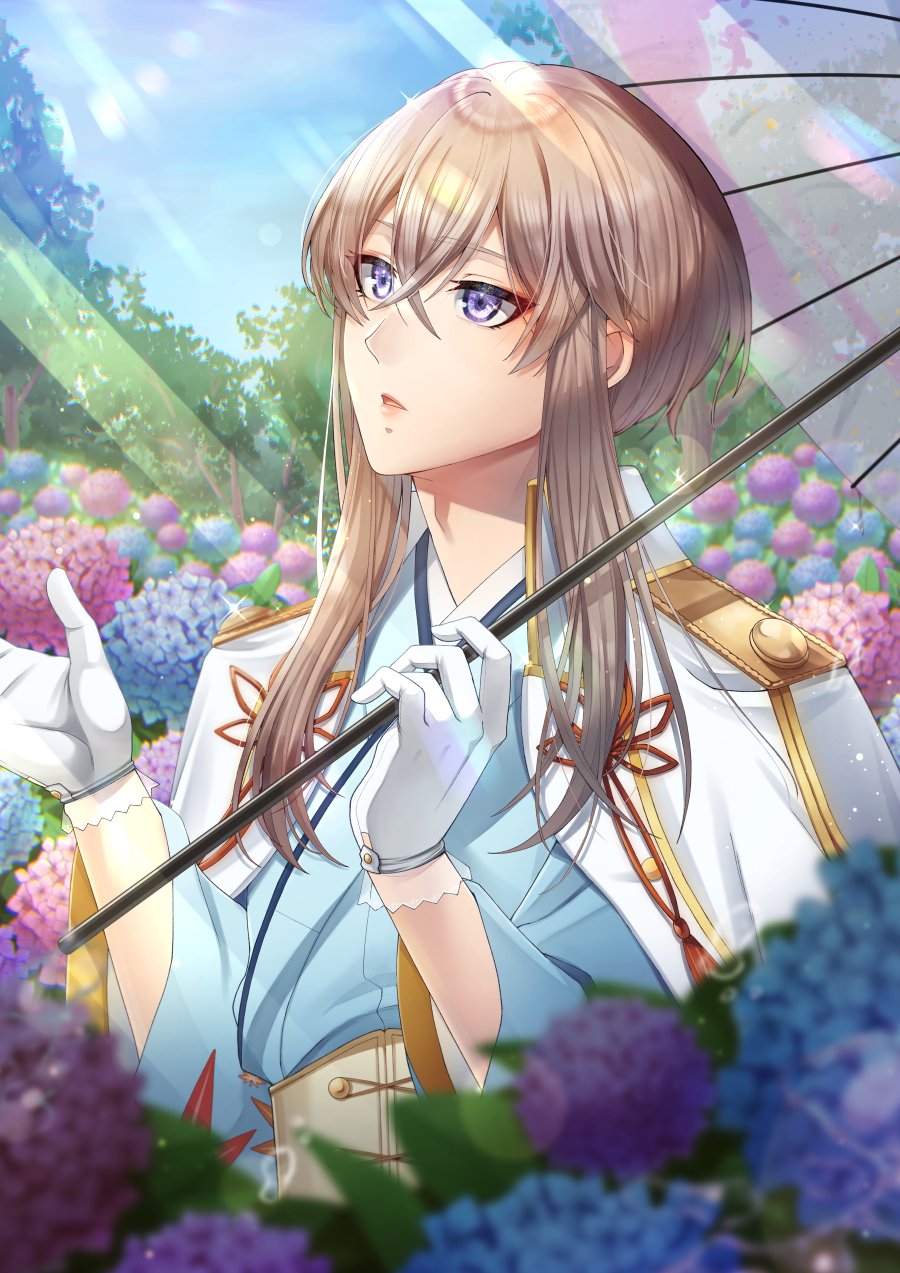 1boy after_rain androgynous blue_flower blue_kimono brown_hair bungou_to_alchemist cape commentary corset crossed_bangs day double-parted_bangs flower gloves gold_trim hair_between_eyes highres holding holding_umbrella hydrangea izumi_kyouka_(bungou_to_alchemist) japanese_clothes kimono leaf_print light_rays looking_up male_focus maple_leaf_print oil-paper_umbrella parted_lips purple_eyes purple_flower red_eyeliner short_hair_with_long_locks solo sunlight transparent transparent_umbrella tree tukisaya umbrella white_cape white_gloves