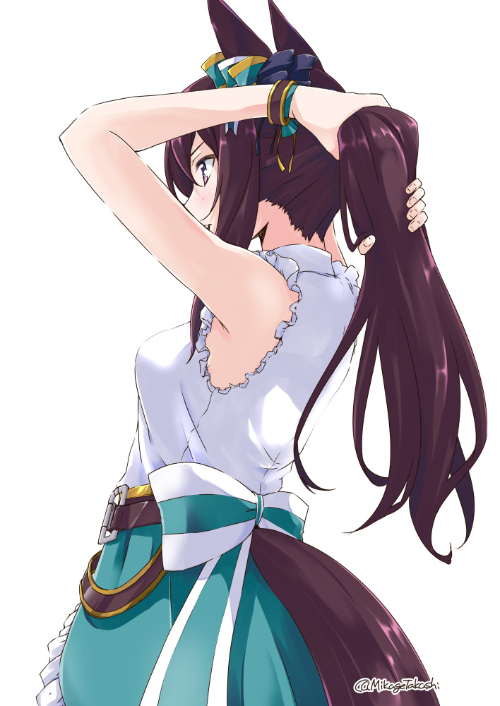 1girl animal_ears arms_up blush bow breasts brown_hair green_skirt hair_tie hair_tie_in_mouth horse_ears horse_girl horse_tail mejiro_dober_(umamusume) mikage_takashi mouth_hold purple_eyes shirt simple_background skirt sleeveless sleeveless_shirt small_breasts solo tail tail_through_clothes twitter_username tying_hair umamusume upper_body white_background white_shirt wristband