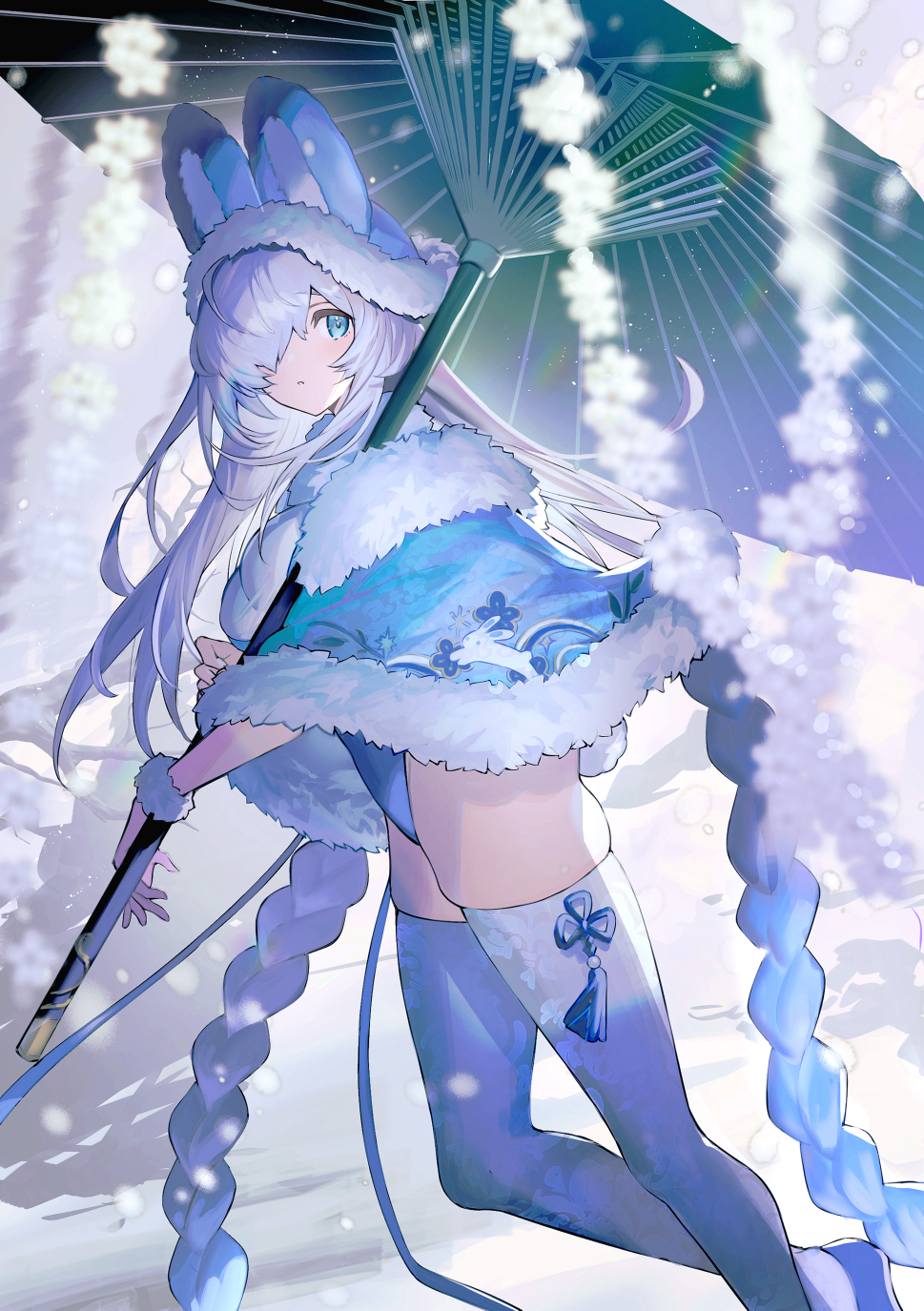 1girl animal_ears blue_cape blue_eyes blue_leotard breasts cape capelet fur-trimmed_capelet fur-trimmed_headwear fur_trim hair_over_one_eye hayama_eishi highres large_breasts leotard long_hair oil-paper_umbrella original outdoors rabbit_ears rabbit_girl rabbit_tail skindentation snow snowing standing tail thighhighs umbrella white_hair white_thighhighs winter
