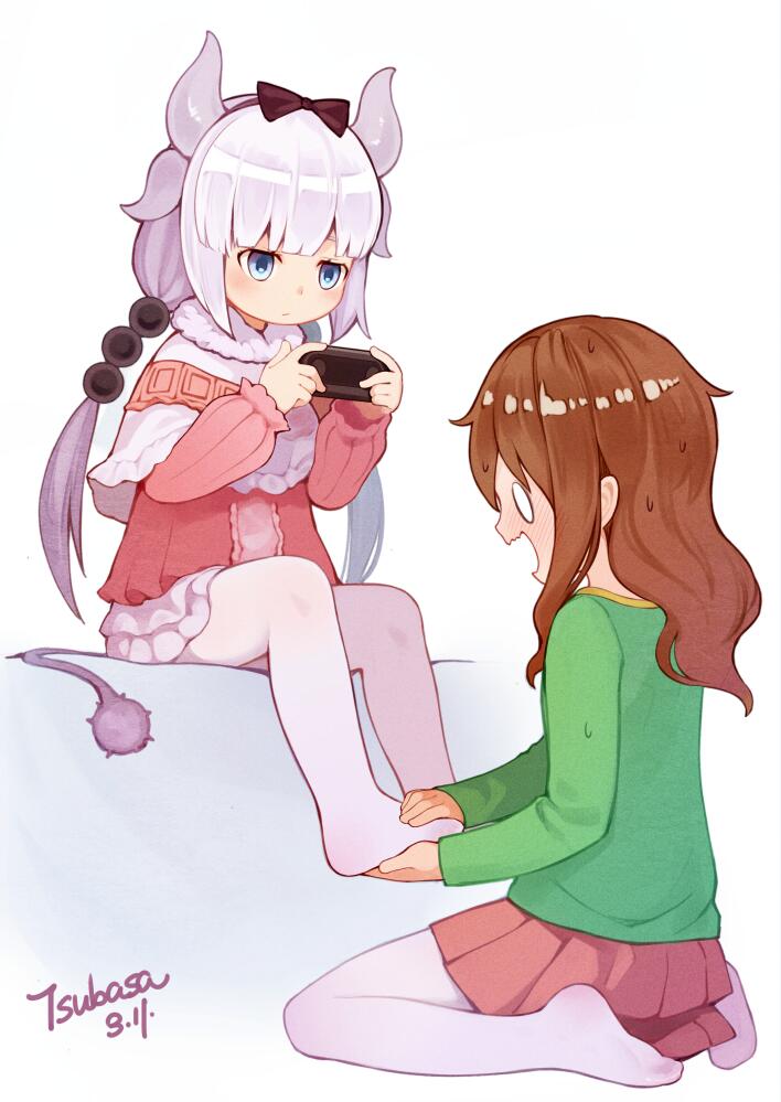 2girls artist_name beads blue_eyes blunt_bangs blush bow brown_hair closed_mouth commentary_request dated from_side green_shirt hair_beads hair_ornament hairband handheld_game_console holding holding_another's_foot horns jitome kanna_kamui kobayashi-san_chi_no_maidragon light_purple_hair long_hair long_sleeves looking_at_another looking_down low_twintails multiple_girls no_shoes o_o open_mouth pantyhose pleated_skirt saikawa_riko shirt sidelocks simple_background sitting skirt tail tsubasa_tsubasa twintails wariza white_background white_pantyhose yuri