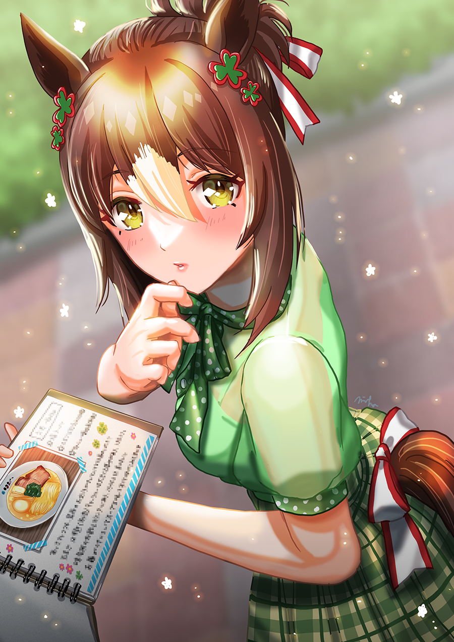 1girl animal_ears blurry blurry_background blush bow brown_hair closed_mouth clover_hair_ornament commentary_request fine_motion_(umamusume) green_bow green_shirt green_skirt hair_between_eyes hair_bun hair_ornament highres holding holding_menu horse_ears horse_girl horse_tail looking_at_viewer menu multicolored_hair otono_(bkt4b) outdoors plaid plaid_skirt polka_dot polka_dot_bow shirt short_hair short_sleeves skirt solo sparkle streaked_hair tail tail_through_clothes umamusume white_hair