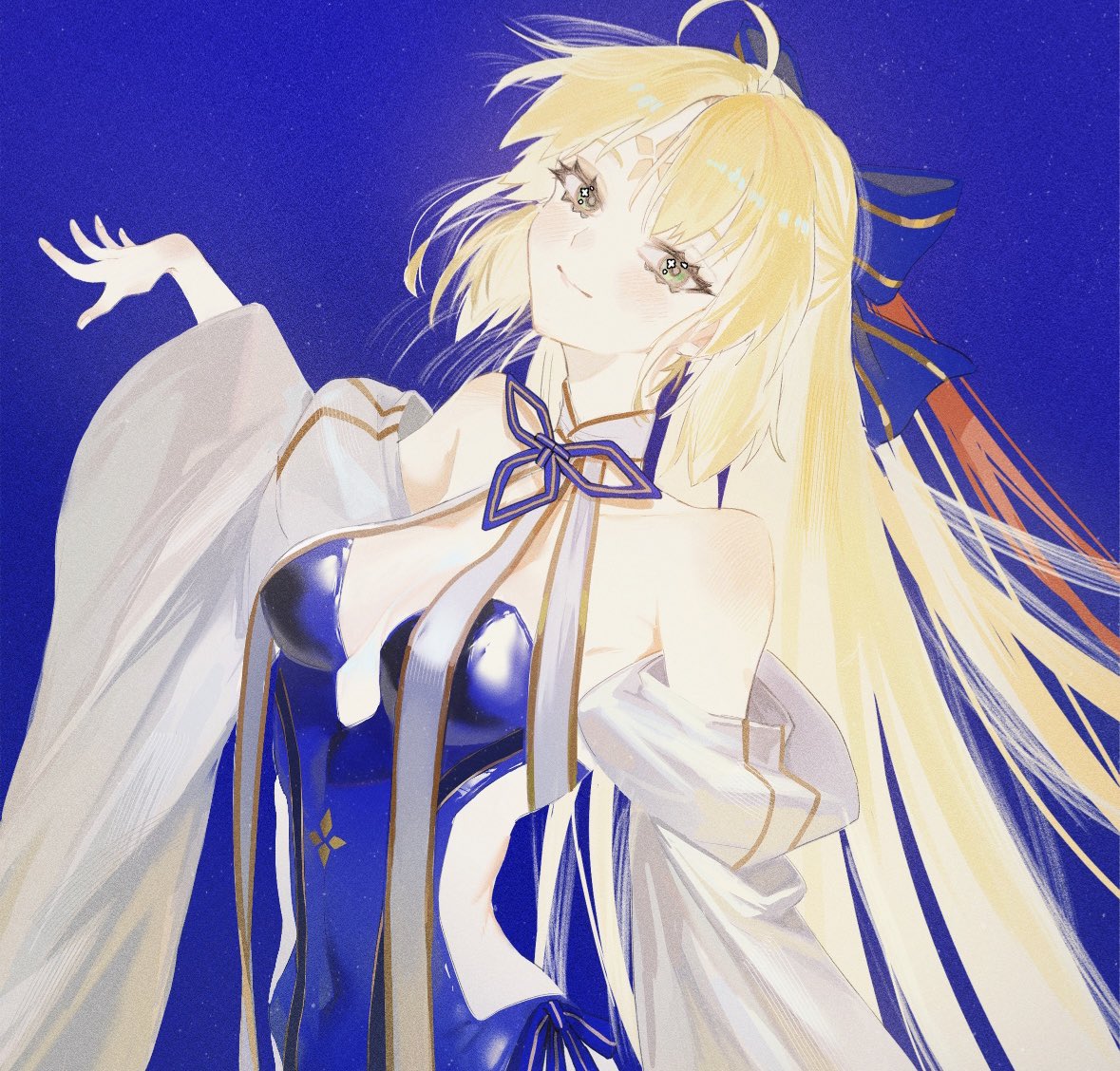 1girl ahoge artoria_caster_(fate) artoria_caster_(swimsuit)_(fate) artoria_caster_(swimsuit)_(third_ascension)_(fate) artoria_pendragon_(fate) blonde_hair blue_background blue_bow blue_one-piece_swimsuit bow breasts cleavage covered_navel facial_mark fate/grand_order fate_(series) forehead_mark green_eyes hair_bow long_hair looking_at_viewer medium_breasts one-piece_swimsuit ota_(ota-0000) simple_background smile solo swimsuit upper_body