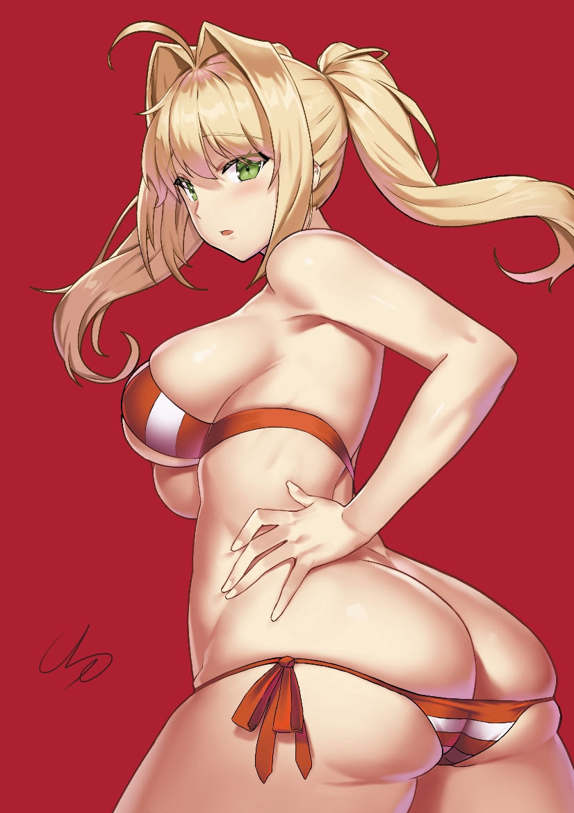 1girl ahoge ass bare_shoulders bikini blonde_hair blush breasts fate/grand_order fate_(series) ge_(zmq67911029) green_eyes hair_intakes halterneck large_breasts long_hair looking_at_viewer looking_back nero_claudius_(fate) nero_claudius_(swimsuit_caster)_(fate) red_background red_bikini solo striped striped_bikini swimsuit thighs twintails