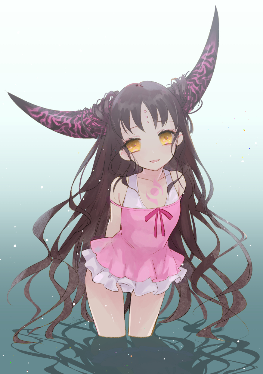 1girl arms_behind_back babydoll black_hair black_horns chest_tattoo child chinese_commentary cropped_legs facial_mark fate/grand_order fate_(series) forehead_mark gradient_background green_background highres hiko_gola horns leaning_forward long_hair looking_at_viewer mixed-language_commentary one-piece_swimsuit open_mouth parted_bangs pink_babydoll pink_horns pink_ribbon ribbon sessyoin_kiara sessyoin_kiara_(lily) shadow sleeveless smile solo swimsuit tattoo two-tone_horns very_long_hair wavy_hair white_one-piece_swimsuit yellow_eyes