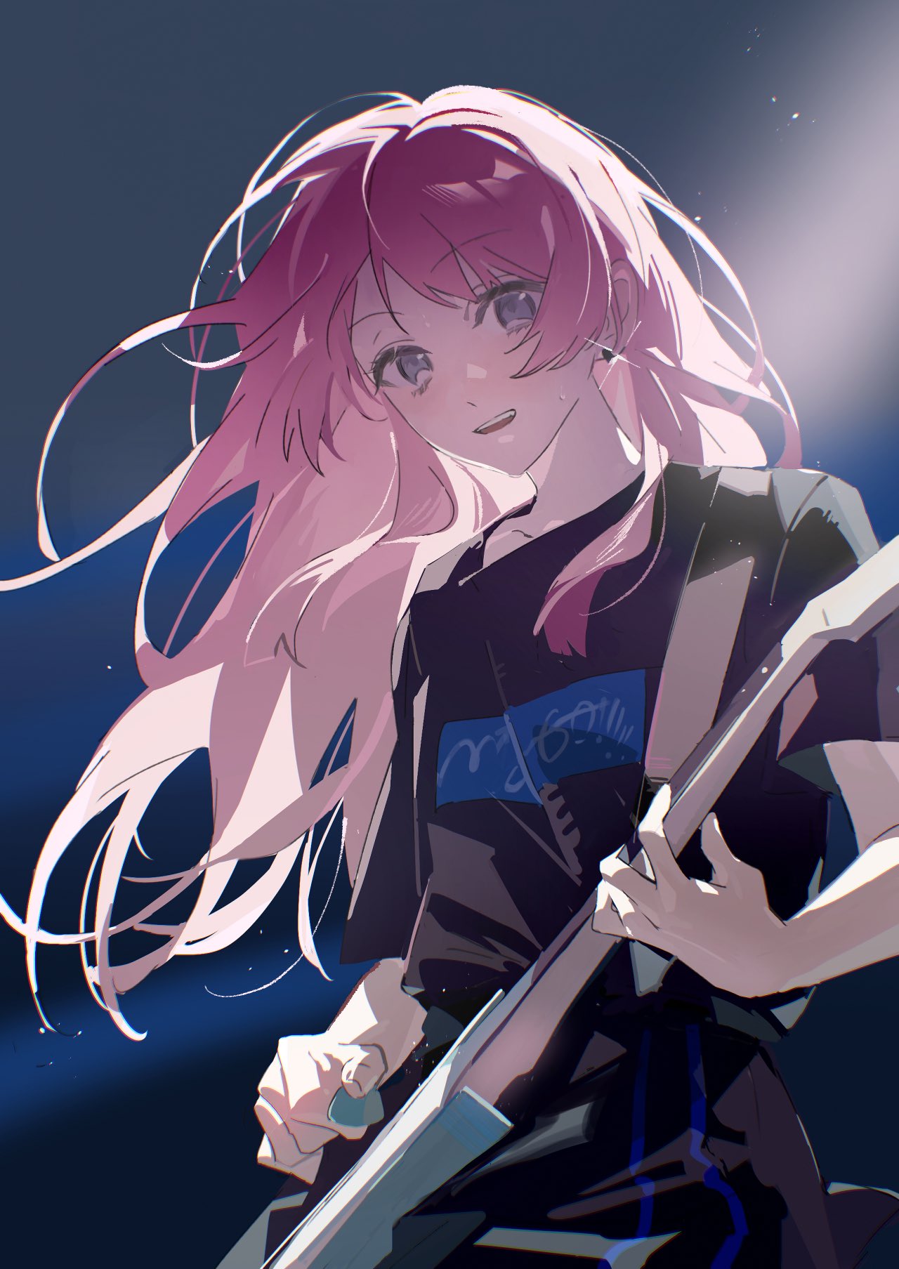 1girl bang_dream! bang_dream!_it's_mygo!!!!! black_shirt blue_background chihaya_anon chinese_commentary collarbone commentary_request diffraction_spikes earrings floating_hair grey_eyes highres holding holding_plectrum jewelry light_particles long_hair open_mouth pink_hair playing_guitar plectrum qing_yan_xia shirt short_sleeves solo sparkle teeth upper_body upper_teeth_only weibo_watermark