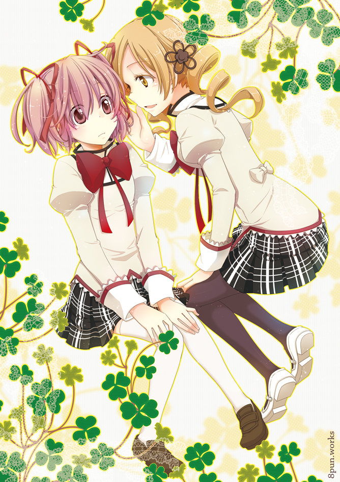 abe_toshi black_legwear blonde_hair clover drill_hair four-leaf_clover hair_ornament hair_ribbon hand_on_another's_face hands_on_lap kaname_madoka leaf light_smile mahou_shoujo_madoka_magica mitakihara_school_uniform multiple_girls pantyhose pink_eyes pink_hair ribbon school_uniform short_hair thighhighs tomoe_mami twin_drills twintails white_legwear yellow_eyes