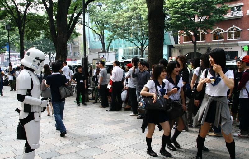 crowd japan kneehighs photo school_uniform schoolgirl schoolgirls seifuku serafuku smile star_wars stormtrooper
