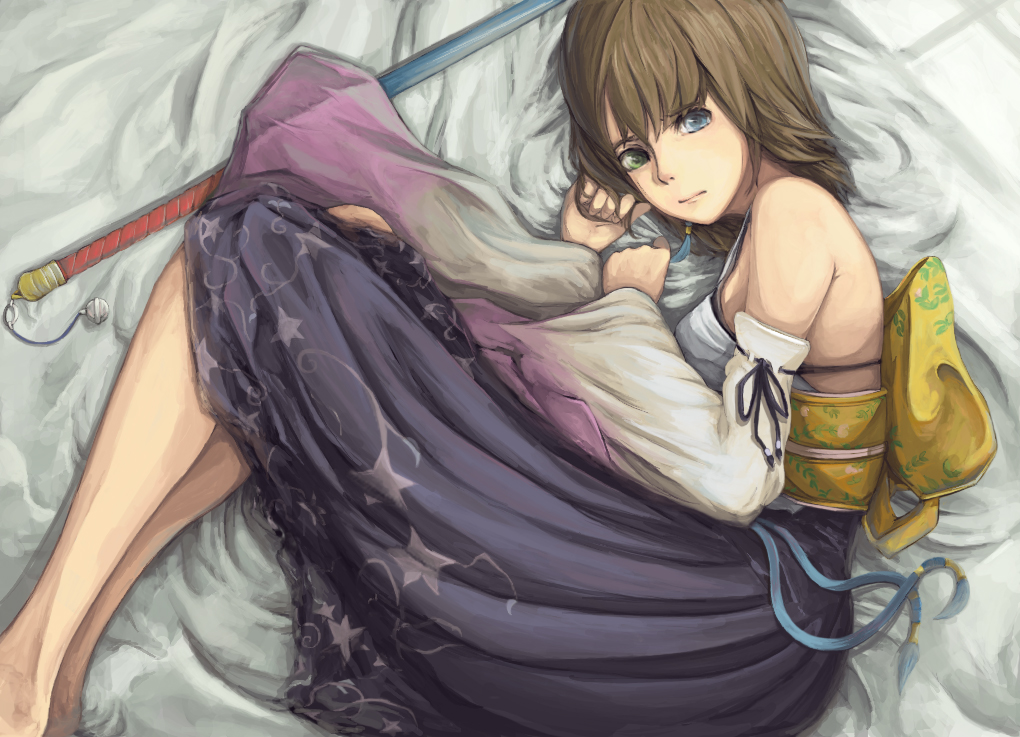bare_legs bare_shoulders blue_eyes brown_hair detached_sleeves dress final_fantasy final_fantasy_x from_above green_eyes hakama heterochromia japanese_clothes looking_at_viewer lying on_bed on_side print_hakama purple_hakama ripu_(vincecarter) solo staff wide_sleeves yuna_(ff10)