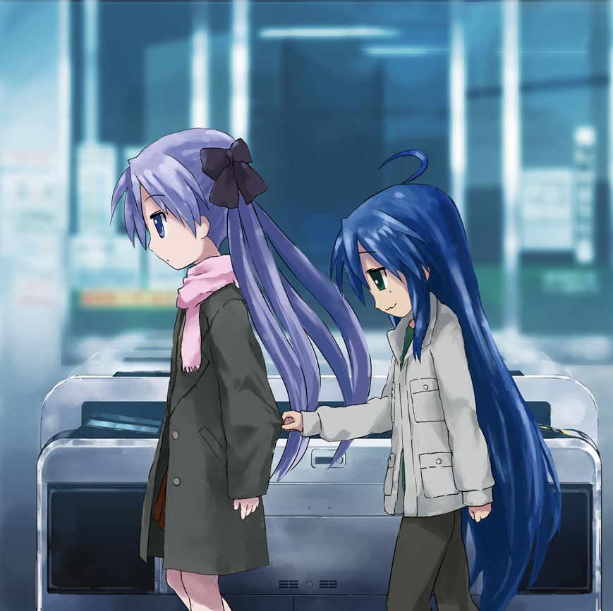 :3 ahoge bad_id bad_pixiv_id blue_eyes blue_hair coat fare_gate green_eyes hiiragi_kagami isou_nagi izumi_konata long_hair lucky_star mole mole_under_eye multiple_girls purple_hair scarf sleeve_tug train_station twintails winter_clothes winter_coat yuri