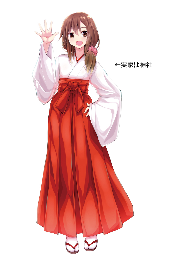 1girl :d arm_up bangs blush bow brown_eyes brown_hair directional_arrow eyebrows_visible_through_hair full_body geta hair_ornament hair_scrunchie hakama hand_on_hip japanese_clothes kimono long_hair long_sleeves low_ponytail miko open_mouth original red_bow red_hakama scrunchie simple_background smile solo spread_fingers standing tabi translation_request watarui white_background white_kimono white_legwear wide_sleeves
