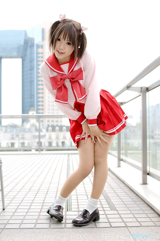 cosplay footwear kipi-san photo school_uniform serafuku socks to_heart_2 twintails yuzuhara_konomi