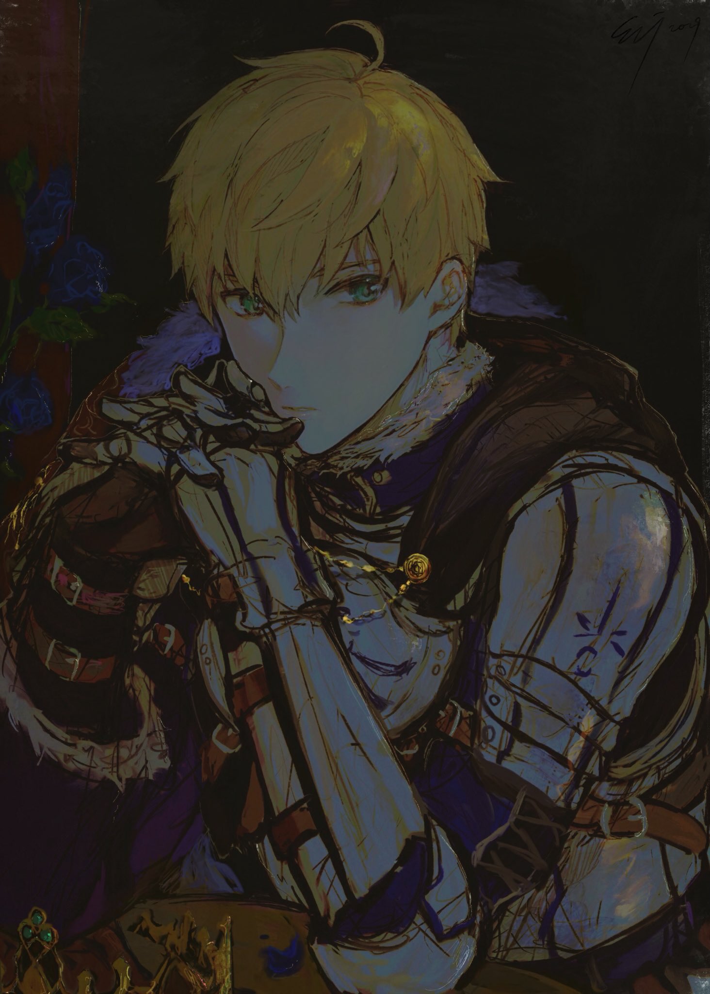 1boy armor arthur_pendragon_(fate) blonde_hair blue_flower breastplate closed_mouth crown dark_background elbow_rest fate/grand_order fate_(series) flower gauntlets green_eyes highres hood hood_down interlocked_fingers looking_at_viewer male_focus pauldrons sangzhujun short_hair shoulder_armor solo upper_body