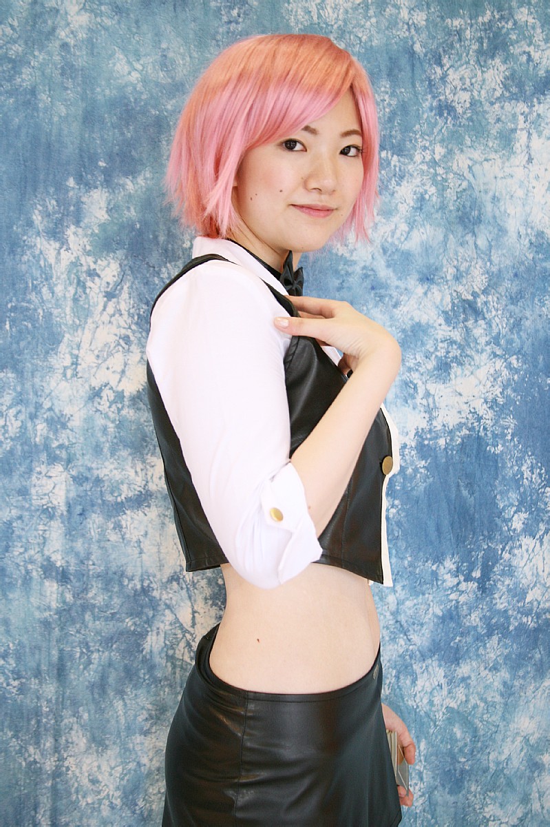 cosplay dealer highres leather midriff miniskirt pachi-slot_sengen_rio_de_carnival photo pink_hair skirt vest yun_(model)