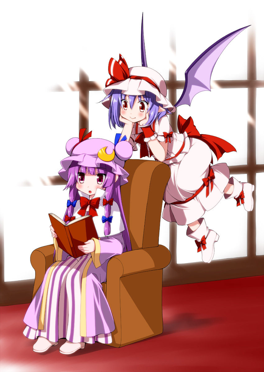 :&gt; :o adapted_costume ankle_boots bat_wings blush_stickers book boots bow chair crescent dress eichi_yuu flying hair_bow hat hat_bow head_rest highres lavender_hair long_hair looking_away multiple_girls patchouli_knowledge pointy_ears purple_hair reading red_carpet red_eyes remilia_scarlet ribbon short_hair sitting touhou twintails very_long_hair window wings wrist_cuffs