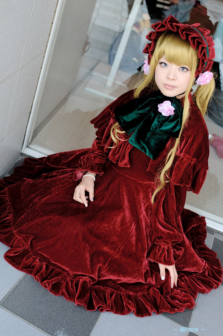 blonde_hair bonnet cosplay dress frills gown photo rozen_maiden ruffles shinku uni uni_(cosplayer) velvet