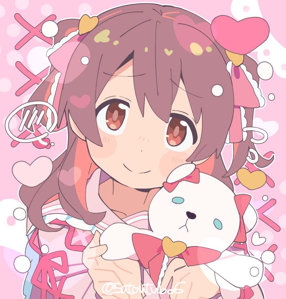 1girl blush_stickers brown_eyes brown_hair colored_inner_hair commentary_request dot_nose frilled_ribbon frills hair_ribbon heart holding holding_stuffed_toy long_hair looking_at_viewer multicolored_hair murosaki_miyo official_alternate_costume official_alternate_hairstyle onii-chan_wa_oshimai! pink_background portrait red_hair red_ribbon ribbon satou_asuka simple_background smile solo spoken_blush stuffed_animal stuffed_toy teddy_bear twitter_username two-tone_hair two_side_up