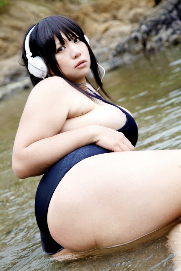 1girl asian ass black_hair blue_eyes breasts chouzuki_maryou cosplay headphones hips huge_ass idumi_hoshi idumi_hoshi_(cosplay) large_breasts little_mermaid_alone photo plump solo swimsuit thick_thighs thighs wide_hips