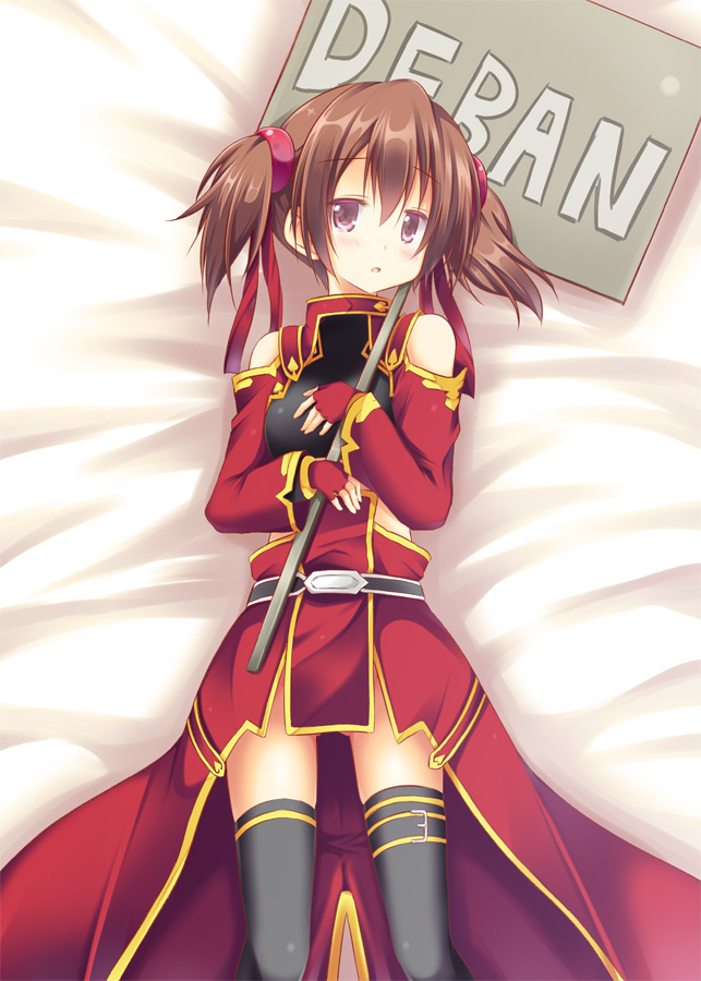 :o akane_souichi ass_visible_through_thighs bare_shoulders bed_sheet black_legwear blush brown_hair fingerless_gloves gloves holding holding_sign looking_at_viewer lying more_deban on_back placard red_eyes sign silica solo sword_art_online thighhighs twintails
