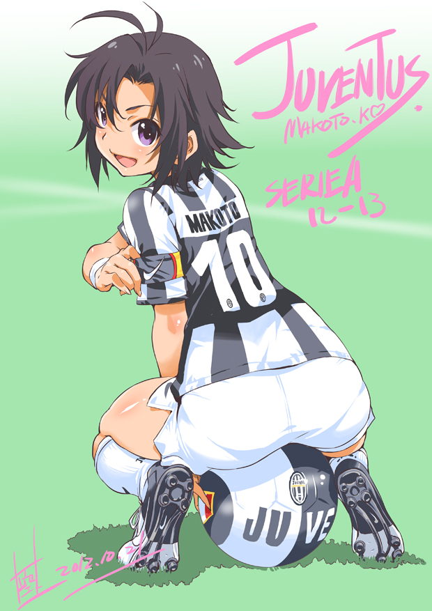 antenna_hair armband ass ball black_hair cleats clothes_writing color_connection dated from_behind idolmaster idolmaster_(classic) inoue_sora italian juventus_fc kikuchi_makoto kneehighs pantylines purple_eyes serie_a short_hair shorts signature sitting sitting_on_object soccer soccer_ball soccer_uniform socks solo sportswear squatting wristband