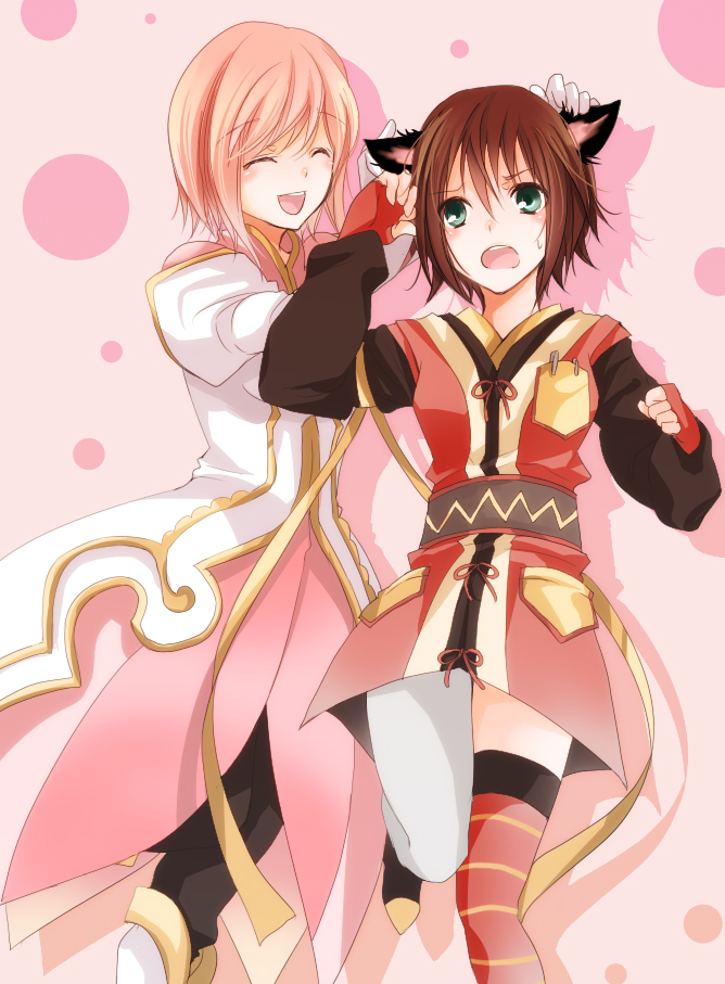 animal_ears brown_hair cat_ears estellise_sidos_heurassein gloves green_eyes kemonomimi_mode multiple_girls pink_background pink_hair polka_dot polka_dot_background rita_mordio short_hair shuri_(9818) smile tales_of_(series) tales_of_vesperia