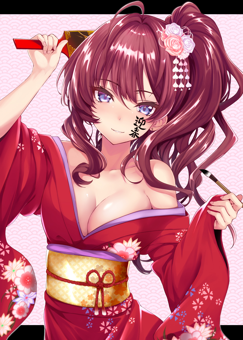 1girl ahoge arm_up bangs bare_shoulders blue_eyes blush breasts brown_hair calligraphy_brush cleavage collarbone commentary_request eyebrows_visible_through_hair facepaint floral_print flower hagoita hair_between_eyes hair_flower hair_ornament ichinose_shiki idolmaster idolmaster_cinderella_girls japanese_clothes kimono large_breasts long_hair long_sleeves looking_at_viewer new_year obi off_shoulder paddle paintbrush parted_lips ponytail red_kimono rose sash simon_(n.s_craft) smile solo upper_body wavy_hair