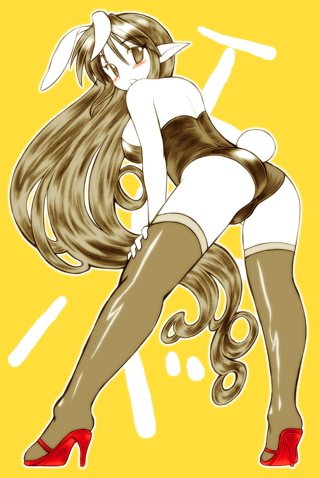 animal_ears blush breasts bunny_ears bunny_tail elba_(gomamiso) full_body gomamiso_(gomamiso_sp) high_heels large_breasts long_hair looking_at_viewer looking_back original shoes simple_background solo tail very_long_hair